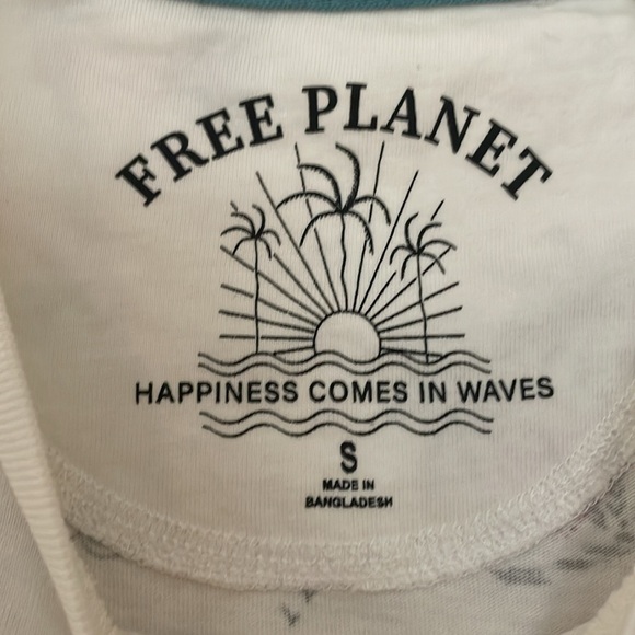 3 for $25! Free planet cotton print tee, size small - Picture 3 of 5